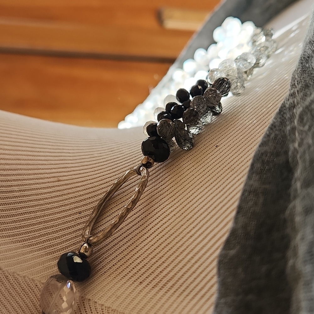 Black and White Necklace - Picture 5 of 5